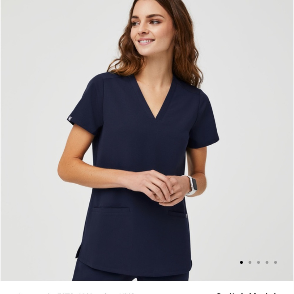 Casma™ Three-Pocket Scrub Top